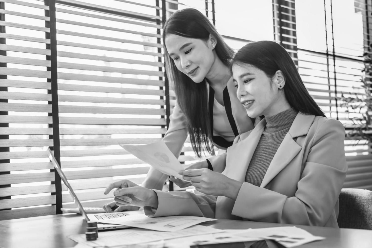 Profesional analizando informes financieros en oficina moderna